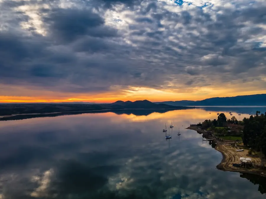 Atardecer reflejado en el Lago Rapel