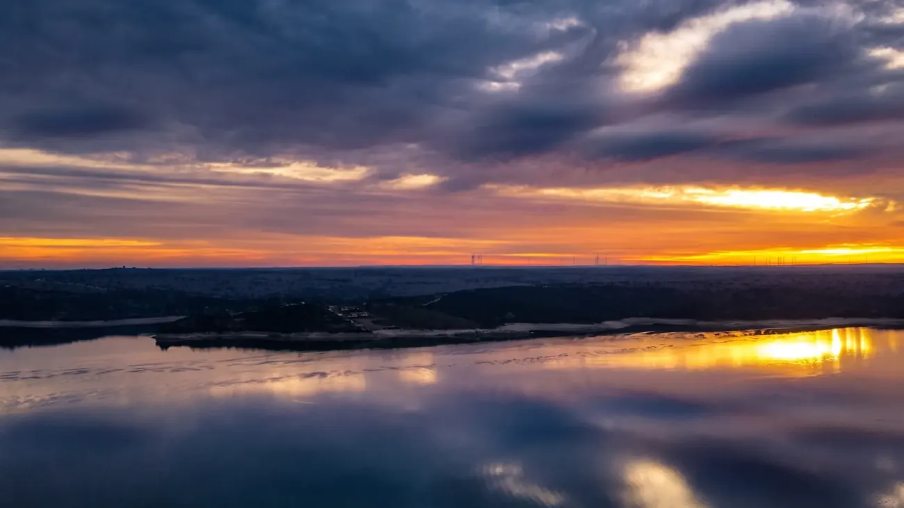 Atardecer panorámico sobre el Lago Rapel