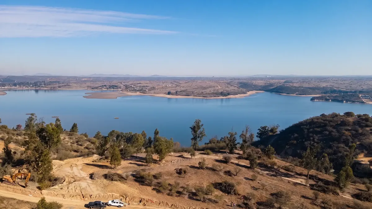 Vista panorámica al Lago Rapel desde el loteo